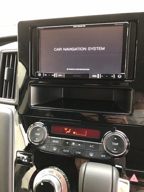 三菱 新型デリカD5 7インチナビパネル 新車取り外し