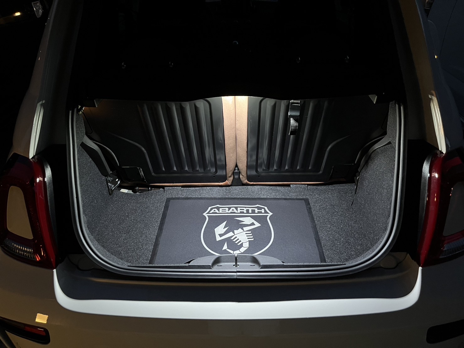 アバルト595にトランクライト増設取付！オーナーにしか感じない小さな